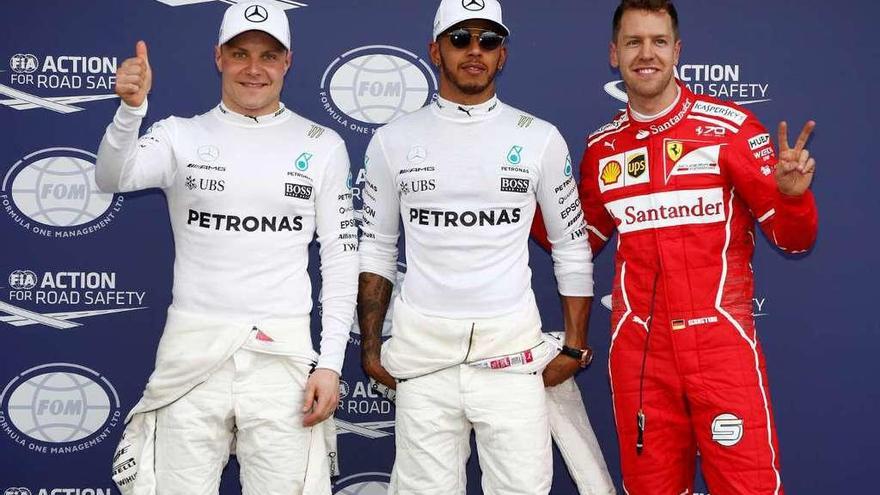 Hamilton escoltado por Bottas y Vettel tras la calificación del Gran Premio de Australia.