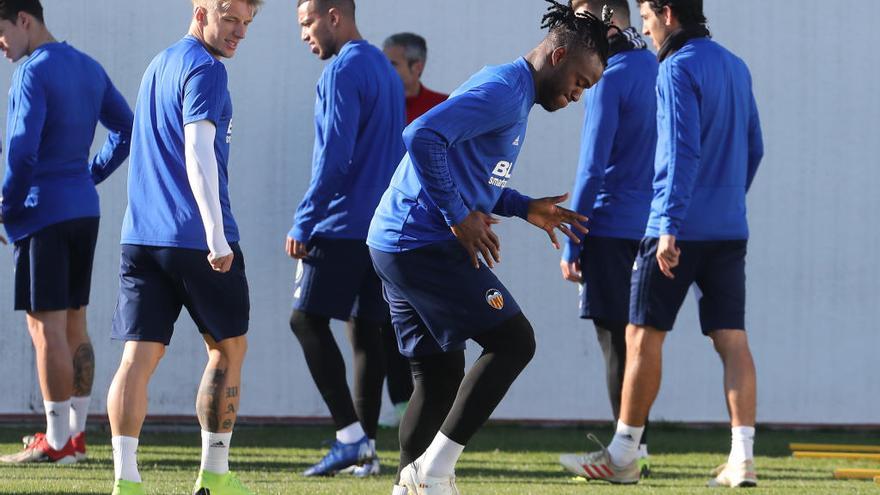 Michy Batshuayi, que apunta a una probable salida del club, entra en la lista de convocados con Gameiro.