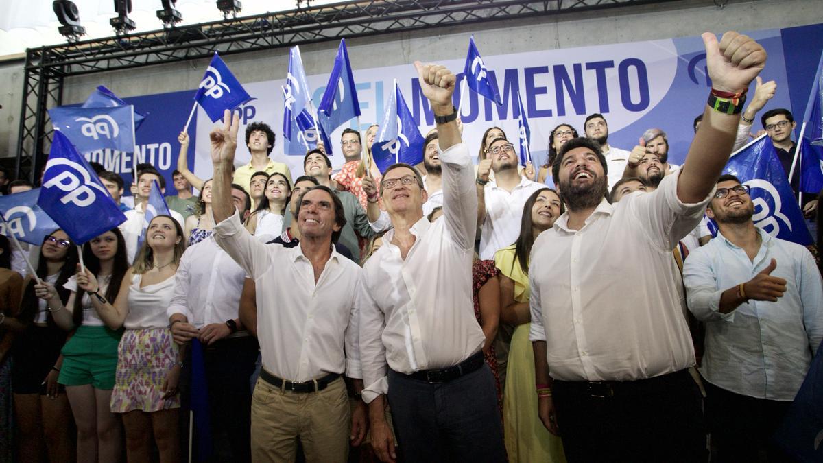 José María Aznar, Albert Núñez Feijóo y Fernando López Miras, en un mitin en Murcia