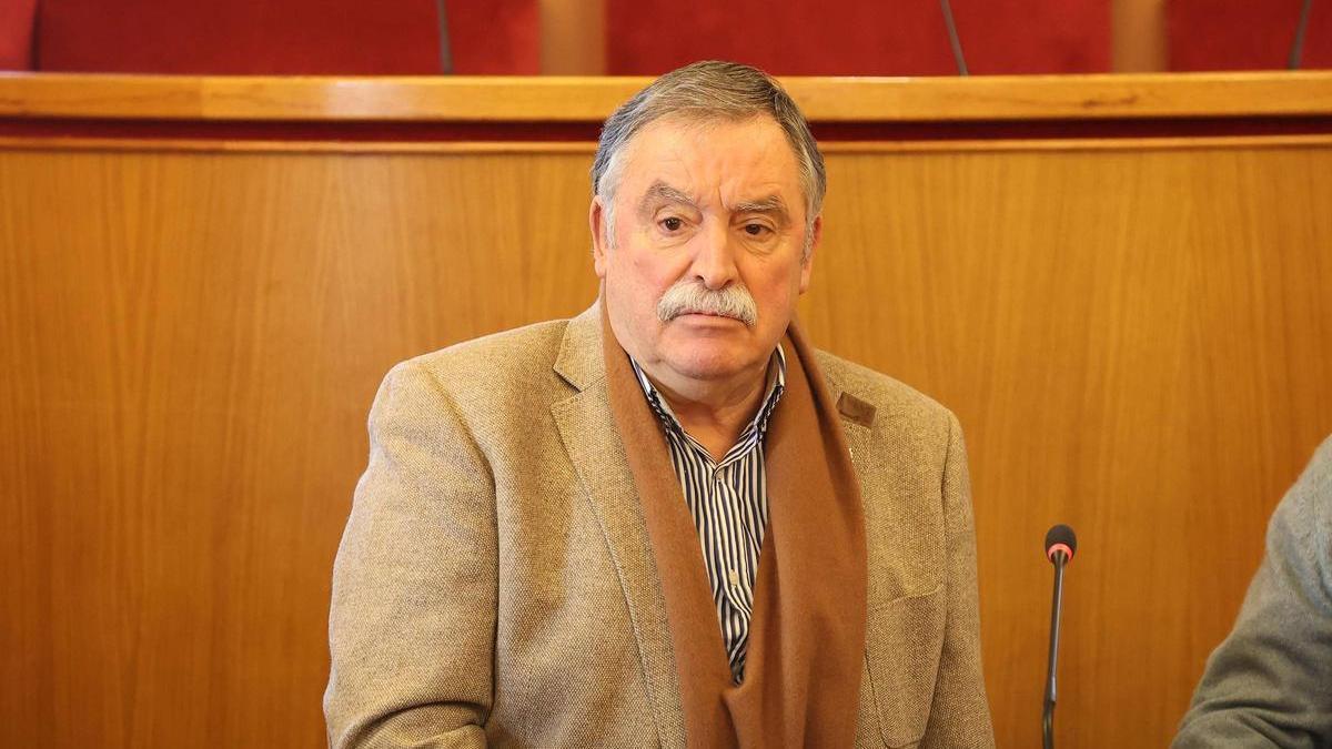 El alcalde de Oleiros, Ángel García Seoane, en rueda de prensa tras conocer la sentencia del Tribunal Suerior de Xustiza sobre la Casa Carnicero.