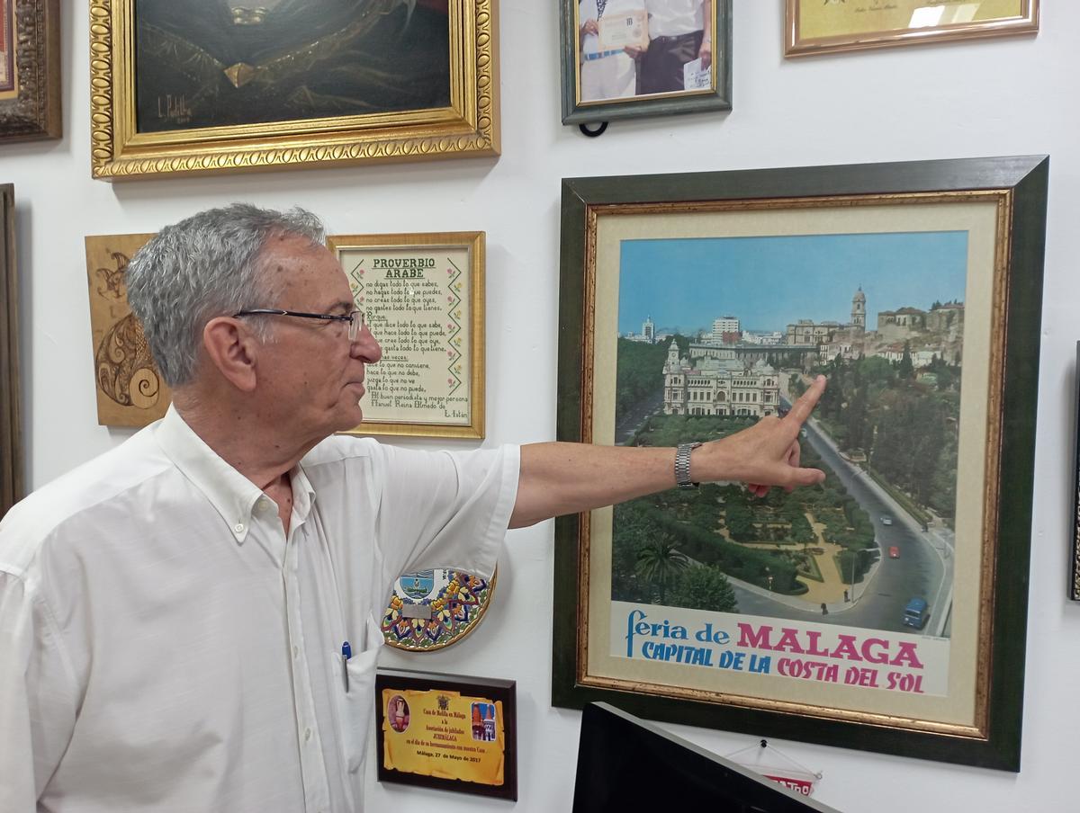 Manolo Reina señala su casa, que estaba al pie de Gibralfaro en 'la Verea', el hoy paseo de Don Juan Temboury.