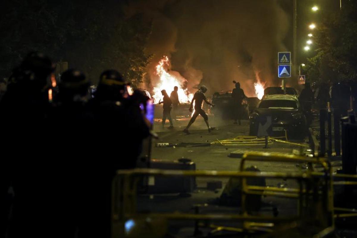 Manifestaciones violentas en Nanterre, Francia, después de que la policía matara a tiros a un joven de 17 años