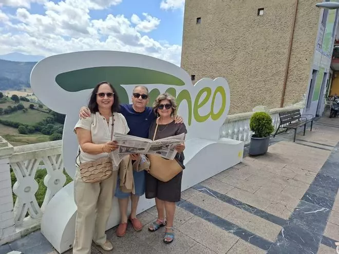 En imágenes: Aplauso en Tineo al nacimiento de la nueva edición nativa digital dedicada al concejo