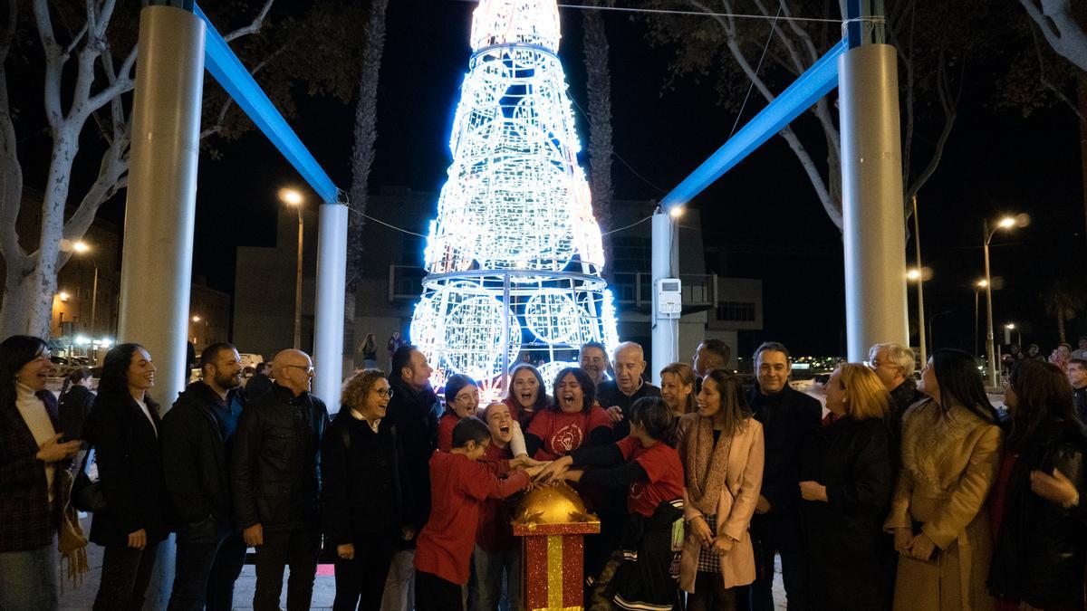 La ciudad de Manises ya luce la tradicional iluminación navideña propia de las fiestas.