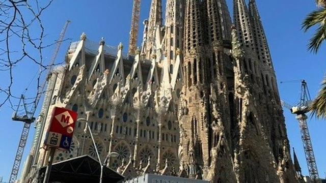 La fachada de la basílica de la Sagrada Familia en Barcelona, en obras.
