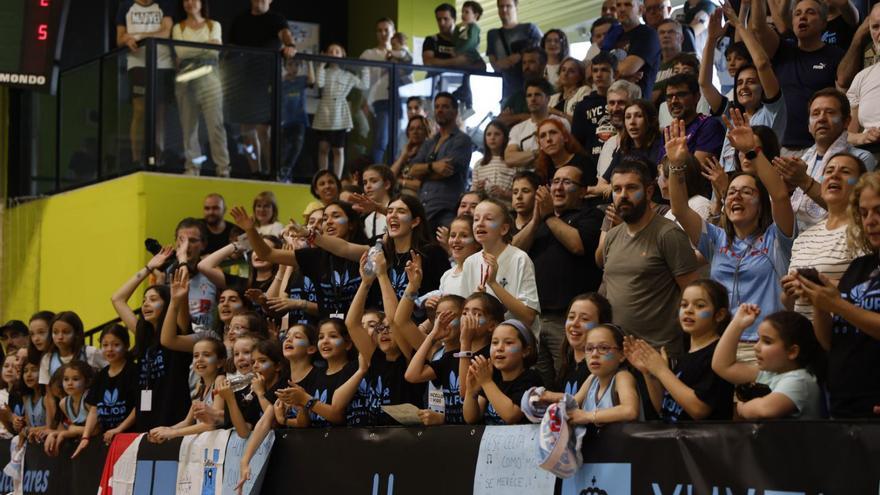 Muchas pequeñas aficionadas y jugadoras de la cantera asistieron al encuentro. | // FOTOS: R. GROBAS