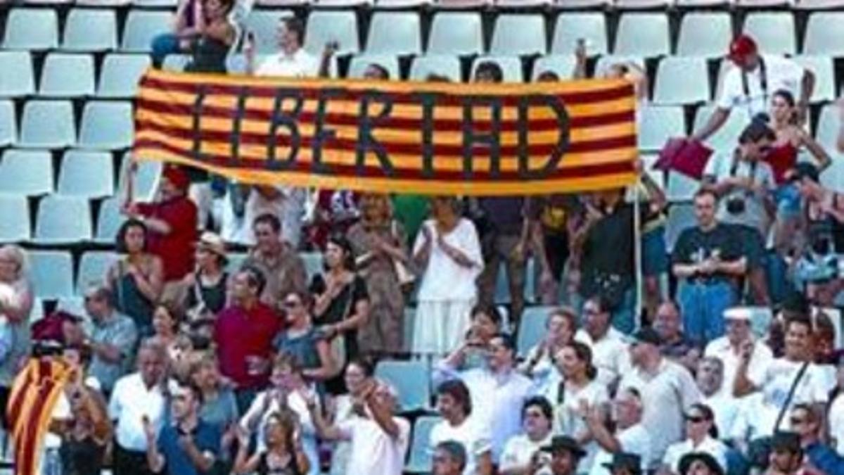 REIVINDICACIONES EN LA MONUMENTAL 3 Concentración de activistas proanimales ante la plaza, y pancarta de los taurinos en la grada del coso, la tarde del pasado domingo.