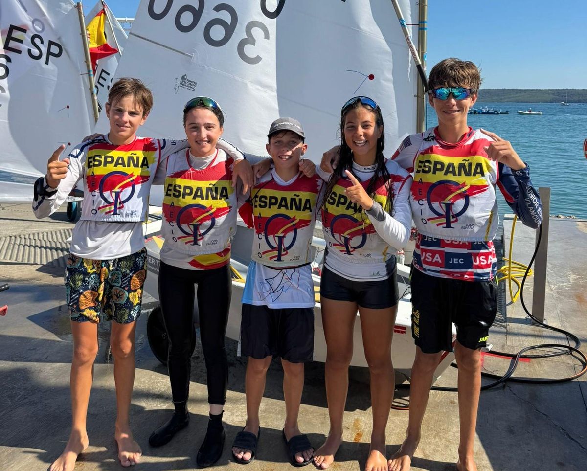 Los integrantes del equipo español de Optimist celebran la victoria mundial en Eslovenia.
