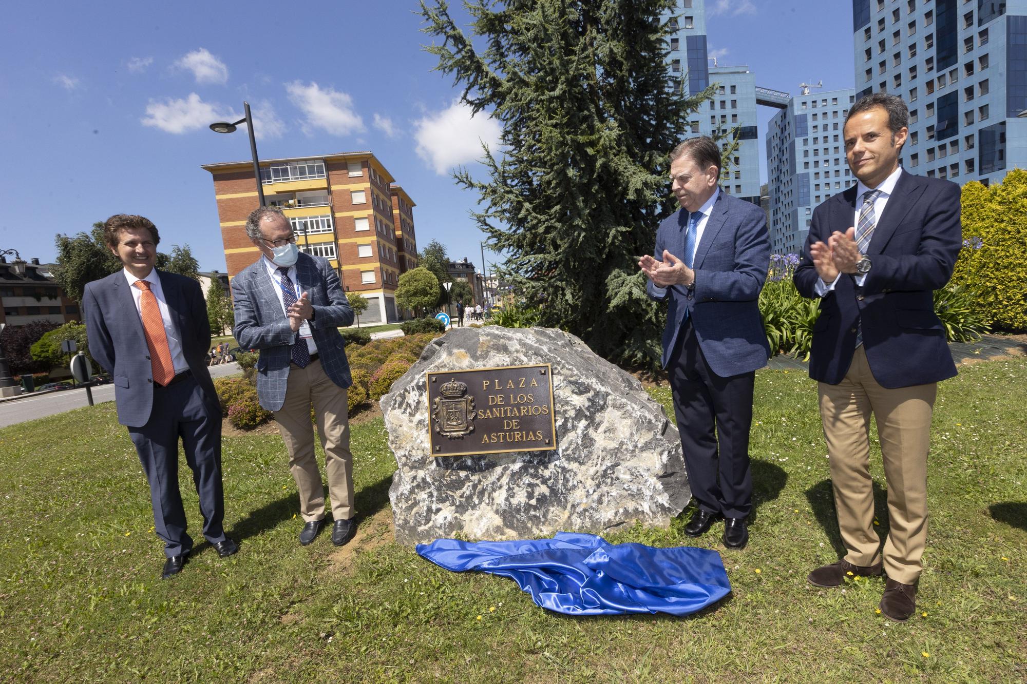 EN IMÁGENES: Jaime Baladrón, fundador y director del Curso MIR Asturias, estrena calle en Oviedo