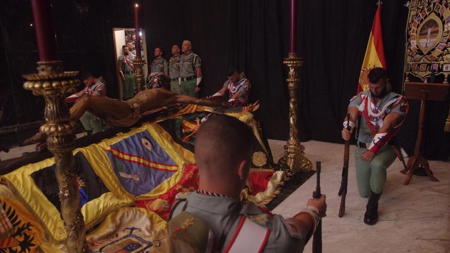 Imposición de la corona de espinas al Cristo de la Buena Muerte