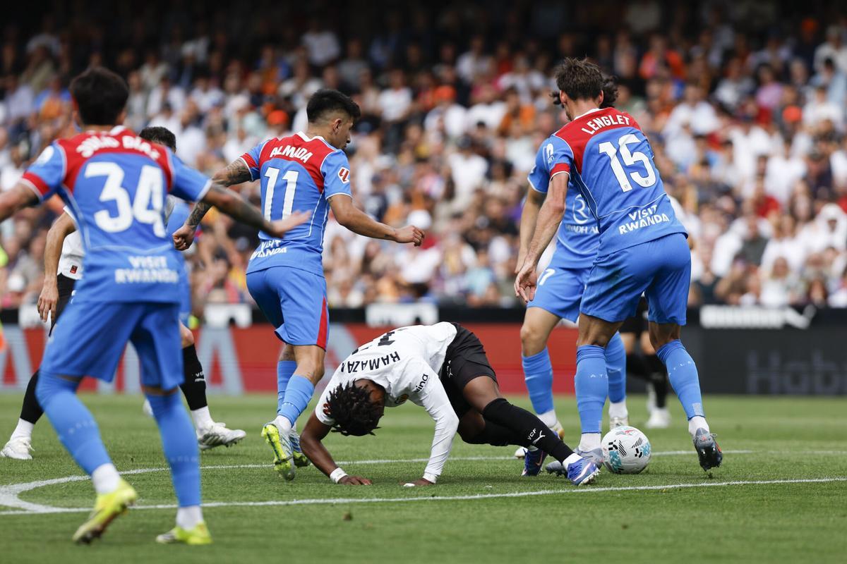 El jugador del Valencia Largie Ramazani y el jugador del Atlético de Madrid Clement Lenglet, durante el partido de la jornada 34 de LaLiga EA Sports entre el Valencia y el Atlético de Madrid, este sábado en el estadio de Mestalla.-EFE/ Biel Aliño. (Valencia) (Atlético Madrid)
