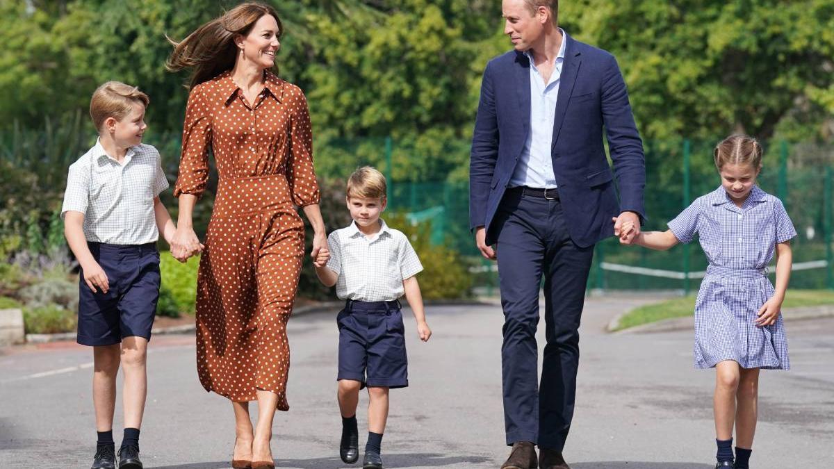 Kate Middleton y el príncipe Guillermo con sus hijos en su nuevo colegio