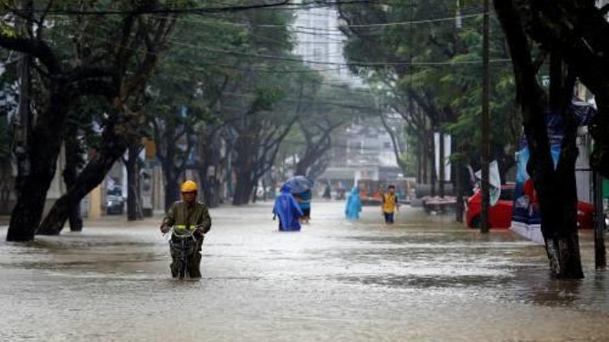 Les fortes pluges van causar inundacions al Vietnam.