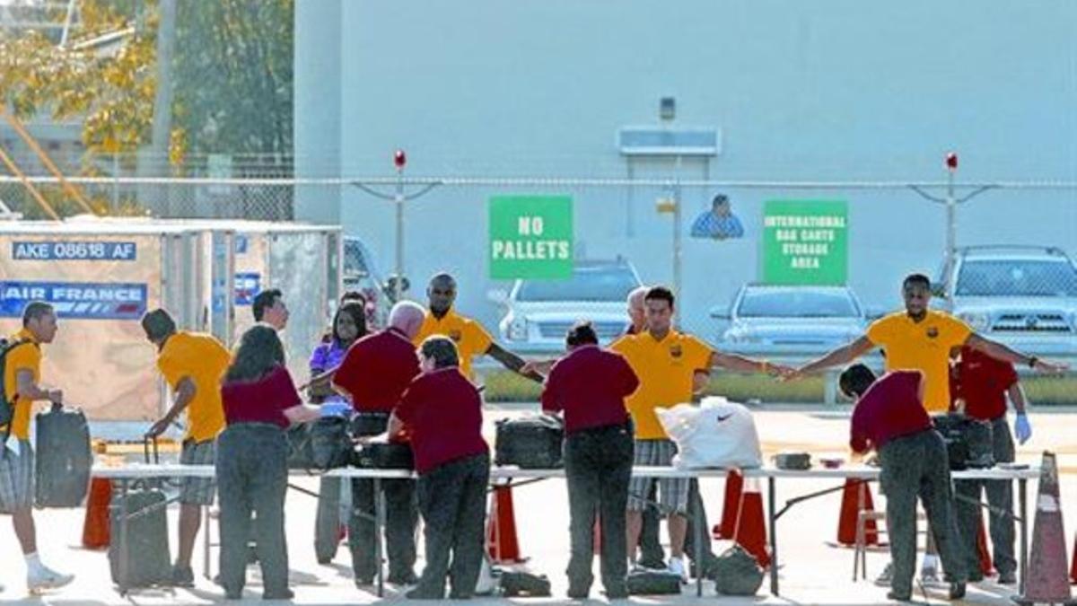 Abidal, Pedro y Keita, durante el control policial en el aeropuerto de Dallas, ayer a la llegada del equipo.