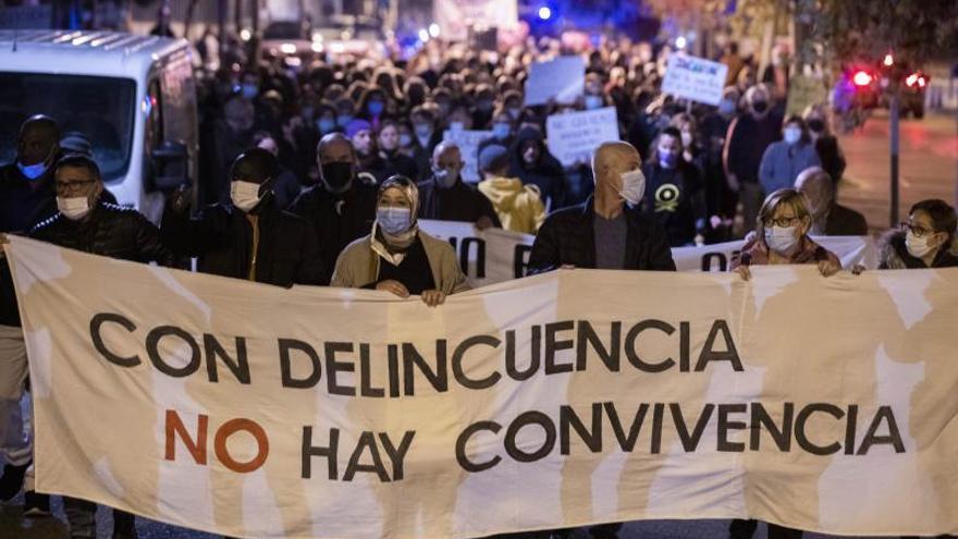 Decenas de personas volvieron a manifestarse en Orriols contra la delincuencia. | GERMÁN CABALLERO