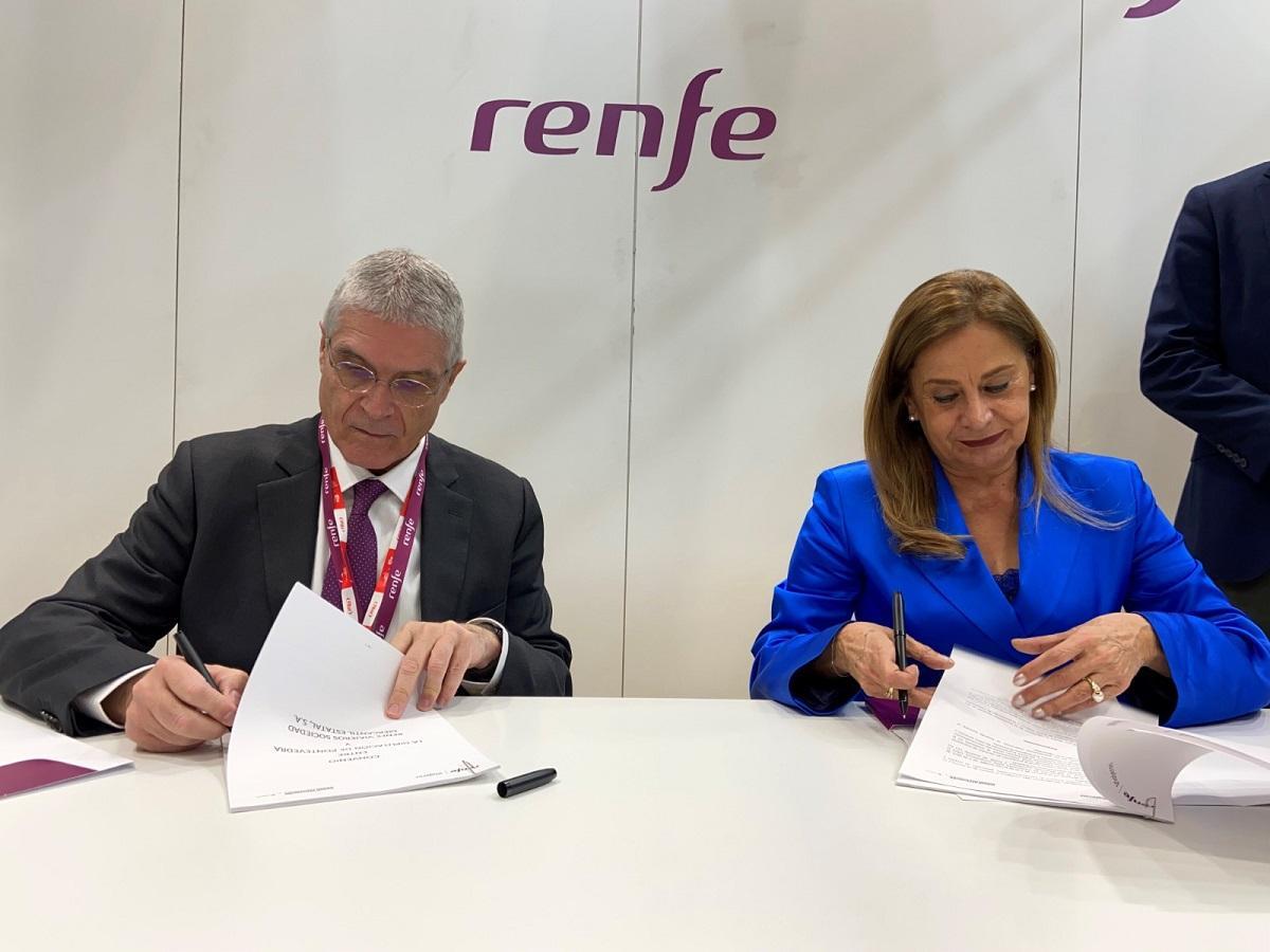 Firma de Carmela Silva con el presidente de Renfe, Isaías Tobías