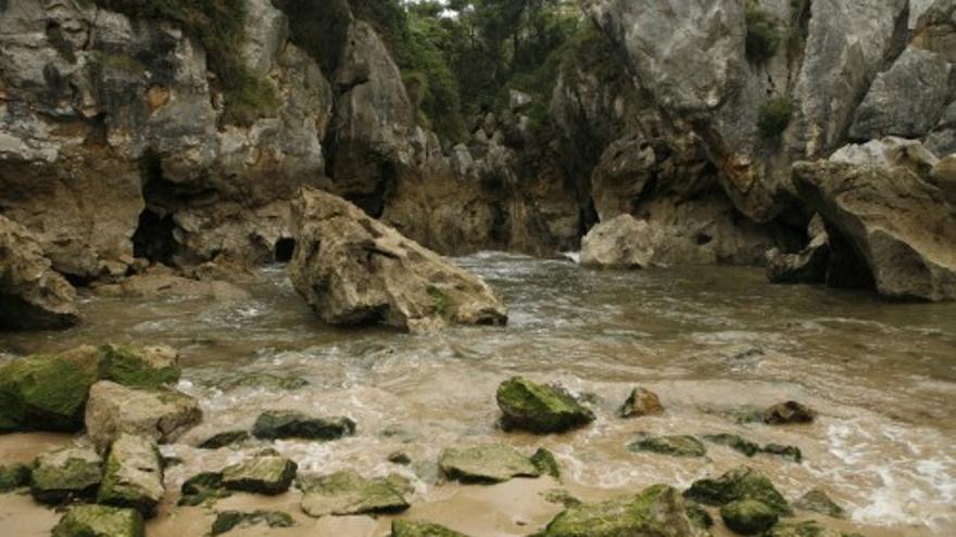 Playa de Gulpiyuri en Asturias. Getty Images