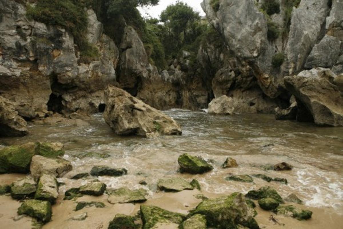Playa de Gulpiyuri en Asturias. Getty Images