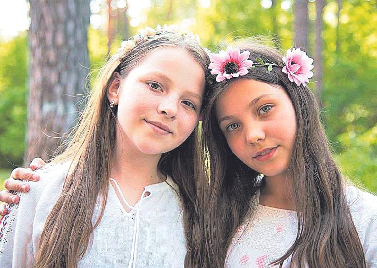 Dos hermanas retratadas en Ucrania.