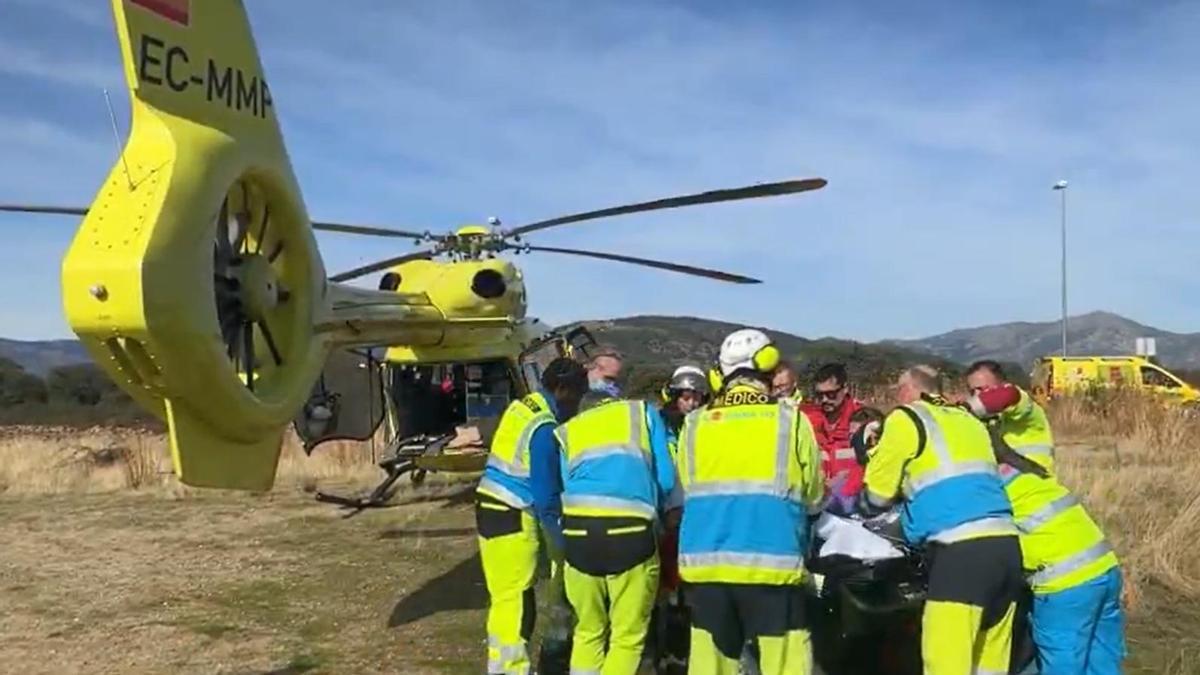 Un hombre en estado grave tras clavarse una varilla de hierro mientras hacía labores de jardinería en Collado Villalba.