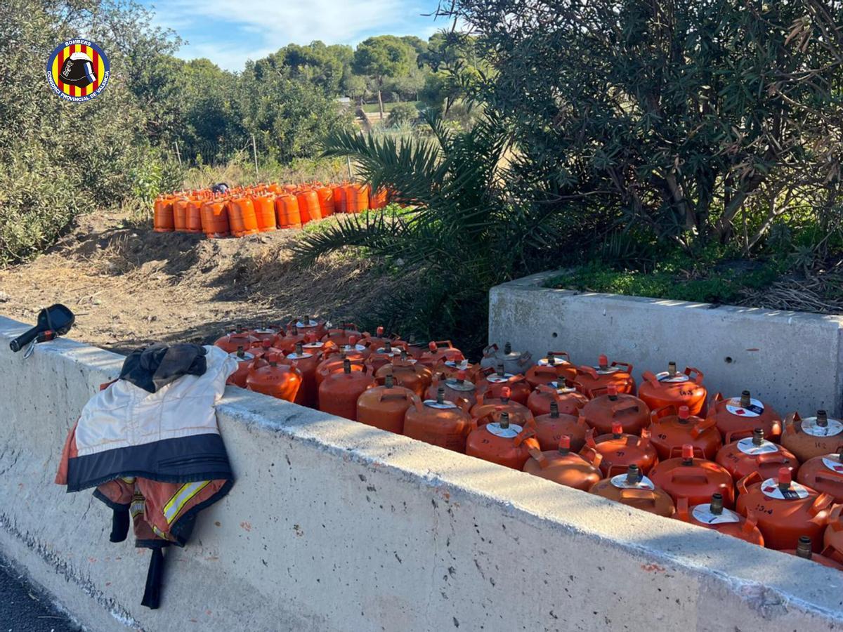 Las bombonas de butano que han caído del camión siniestrado.
