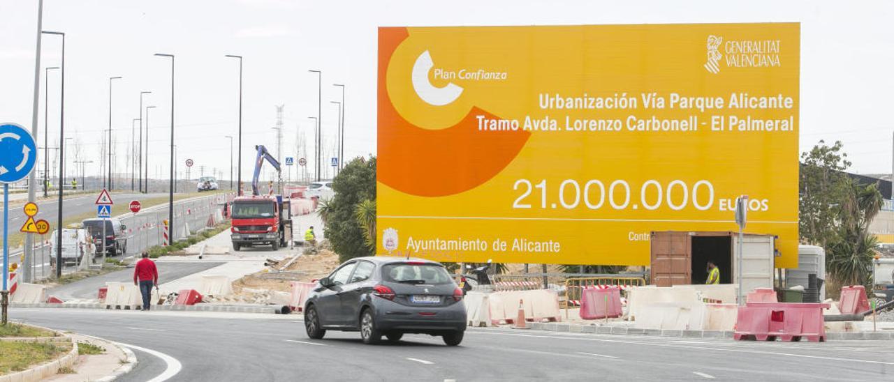 Vista del gran cartel publicitario de las obras de la Vía Parque, donde decenas de operarios ultiman los trabajos para poder inaugurar el tramo antes del 28 de abril.