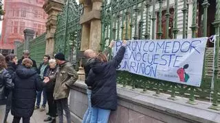 Las familias de los colegios de Sama y Turón exigen la intervención de Barbón para rebajar el precio del comedor escolar