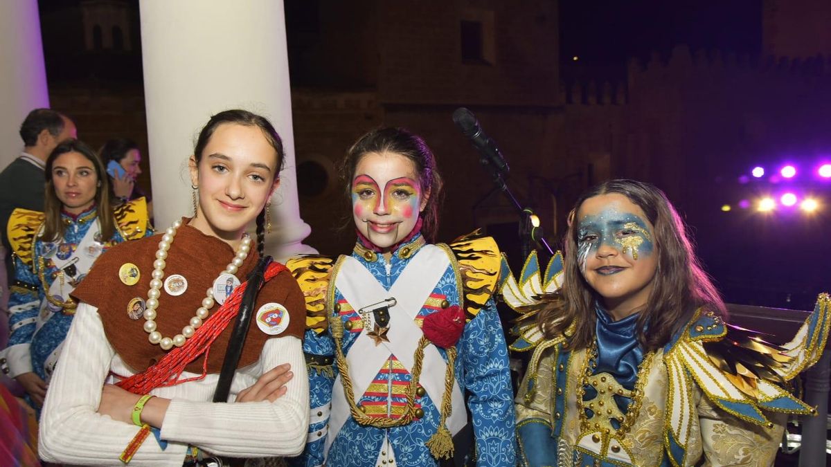 Paula Sánchez, Candela Delgado y Ariadna Martínez, pregoneras infantiles, en el balcón del Ayuntamiento de Badajoz.