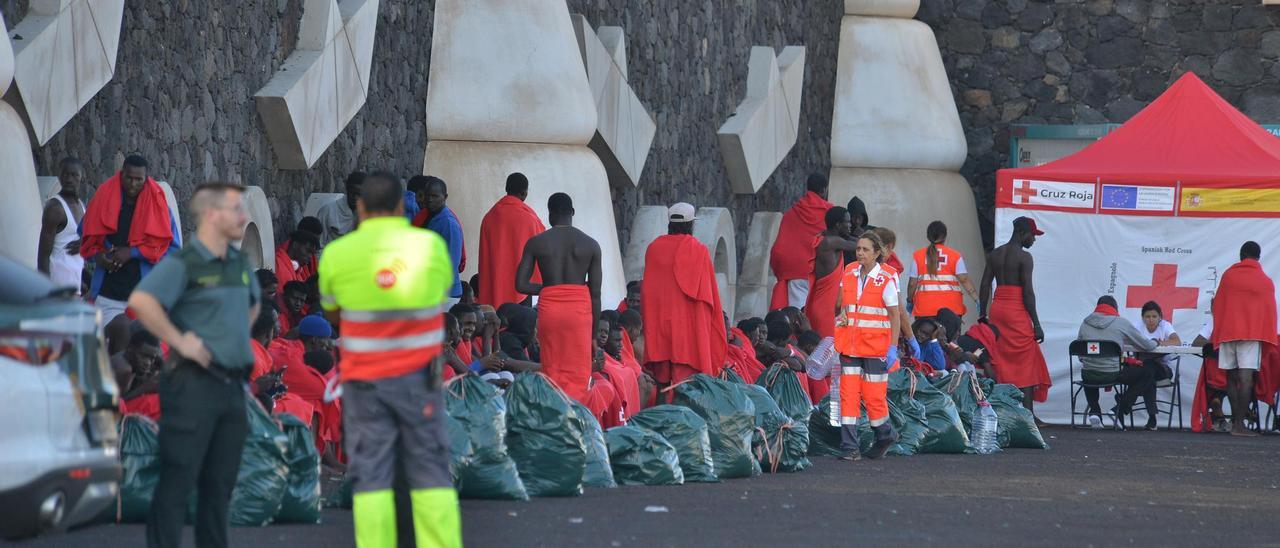 Grupo de migrantes esta mañana en el puerto de La Restinga, en El Hierro.