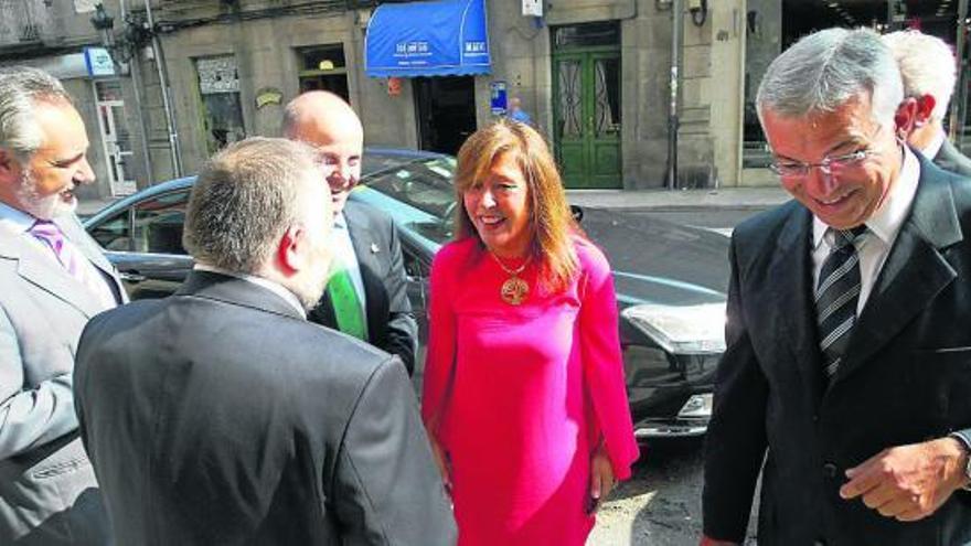 Beatriz Mato, con el alcalde Moisés Rodríguez, Gumersindo Alonso y Cores Tourís, ayer, en Tui.  // E.G.