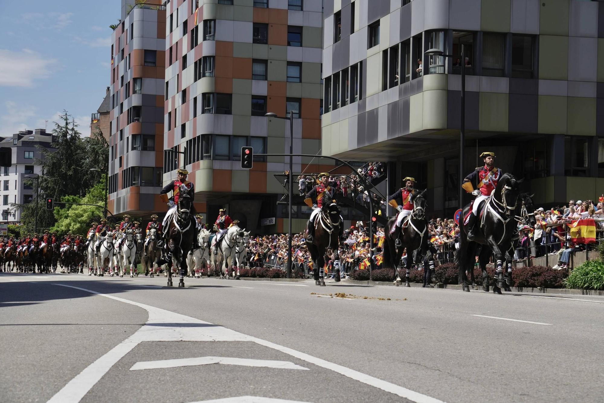 EN IMÁGENES: Así fue el multitudinario desfile en Oviedo por el Día de las Fuerzas Armadas