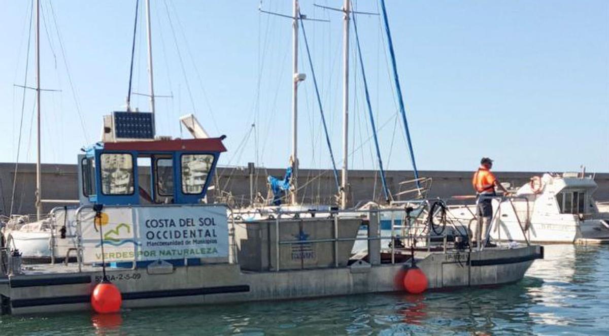 Una de las embarcaciones que limpian las aguas del litoral de la Costa del Sol durante los veranos