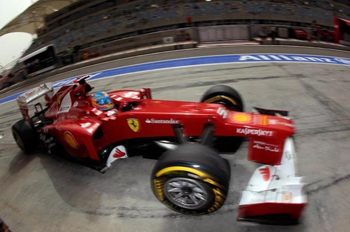 El bòlid de Fernando Alonso es dirigeix a la seva posició al ’pit lane’ en la segona sessió d’entrenaments del Gran Premi de Bahrain.