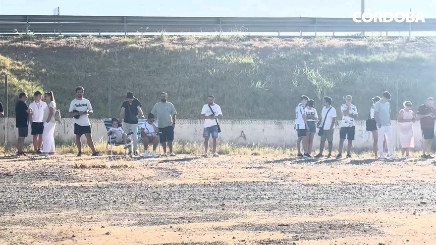Miles de aficionados hacen cola para ver el duelo Córdoba CF-Real Betis