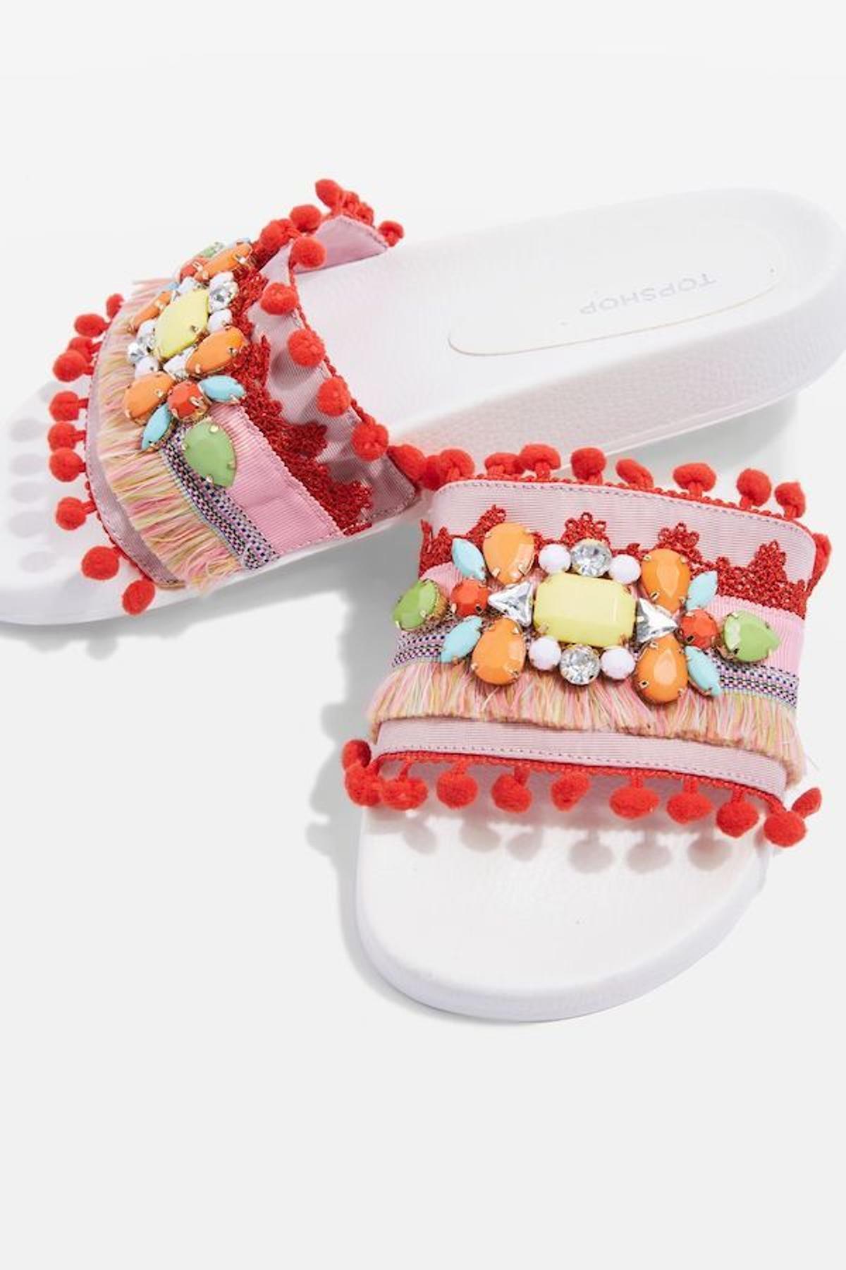 Con planos y a lo loco: sandalias con pompones y flecos, de Topshop