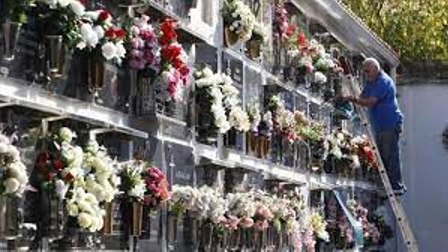 Un hombre coloca flores en una lápida en el cementerio de San Rafael de Córdoba, en una imagen de archivo.