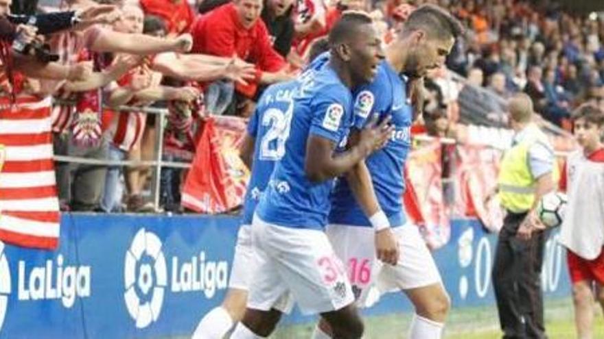 Els jugadors del Numància van celebrar la classificació per al «play-off» a la gespa de Los Pajaritos.