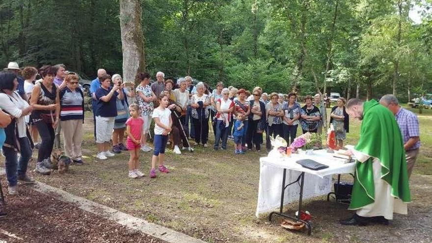 Una edición anterior de la fiesta de la Santina en El Chorrón.