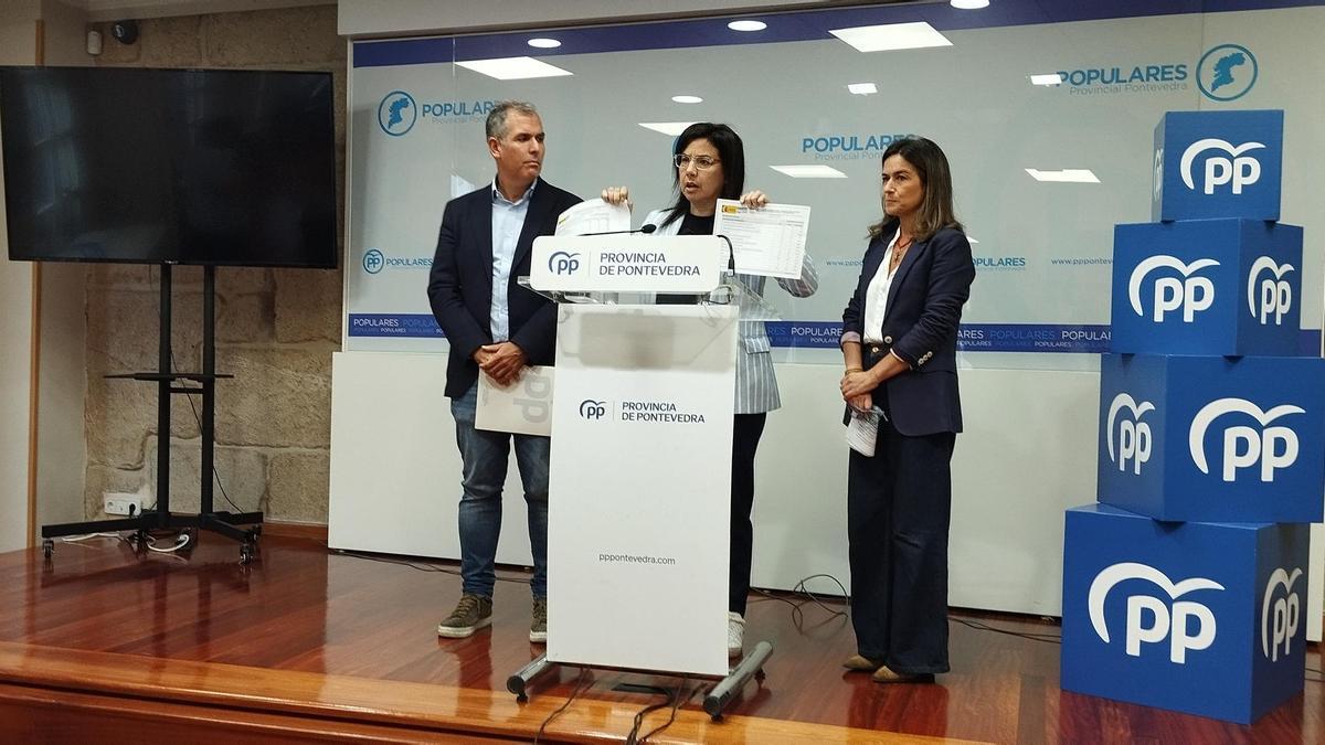 Ana Vázquez sostiene los datos de criminalidad de Pontevedra custodiada por Rafa Domínguez y Pepa Pardo.