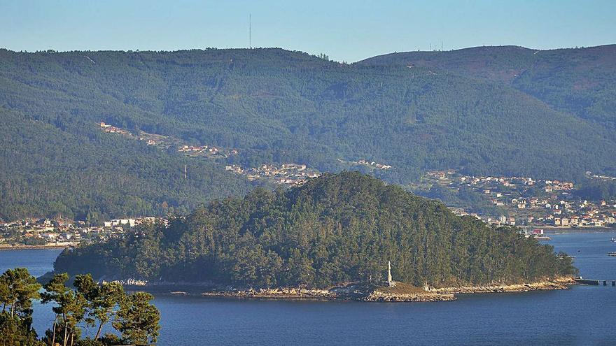 Imagen de la Illa de Tambo con el municipio de Poio de fondo.   | // GUSTAVO SANTOS