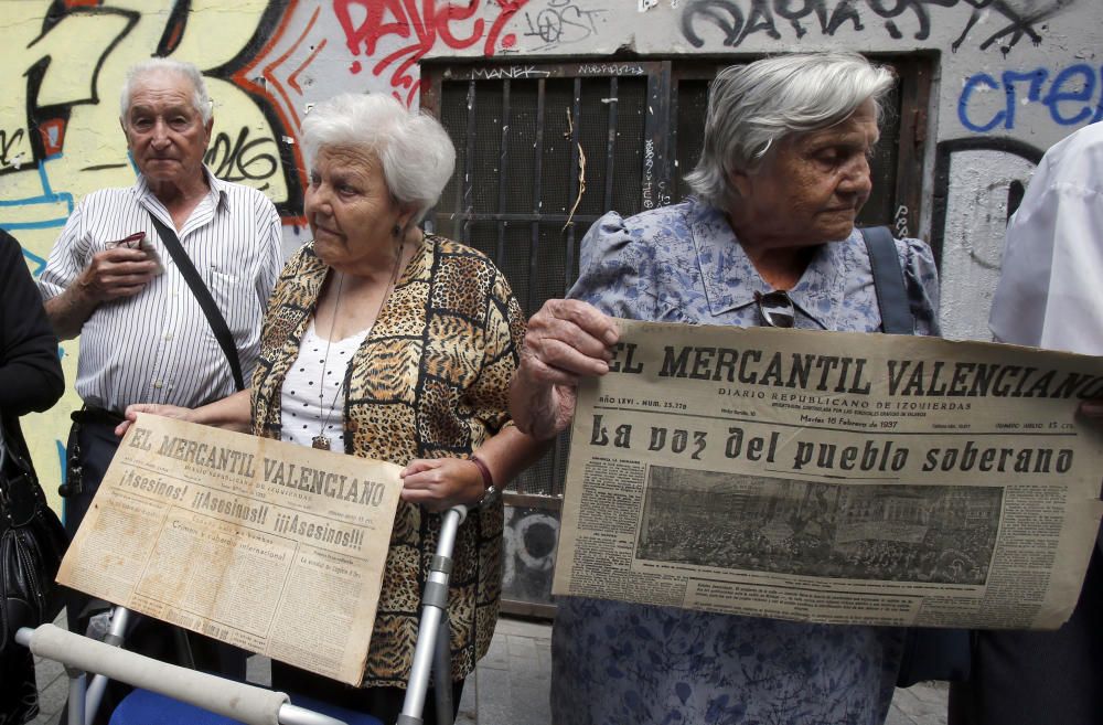 La gente no para de mirarlos. Por separado son invisibles. Todos juntos llaman la atención. Levante-EMV reunió este jueves por la mañana a nueve de los once testimonios para este reportaje, con una gran ayuda prestada por el Grupo Recuperación de la Memoria Histórica que coordina Matías Alonso. Precisamente él, de su colección particular, facilitó los ejemplares originales de El Mercantil Valenciano publicados en los años de la Guerra Civil y que sostienen los protagonistas de la imagen, capturada delante del refugio antiaéreo de la calle Serranos de Valencia. Un lugar tantas veces utilizado para protegerse de las bombas y de los proyectiles en la contienda bélica, de cuyo inicio mañana se cumplen 80 años. En la imagen, de izquierda a derecha, figuran: Isabel Cuallado (79 años), Dolores Albuixech (88), Juan Ortuño (80), Petronila Blasco (88), Paquita Carrasco (91), Pablo Sanz (85), Paquita Torres (95), Emilio Monzó (95) y Mercedes Barberá (83). Después de la sesión fotográfica, que a todos los viandantes llamaba la atención, una tertulia de dos horas en una cafetería de la misma calle puso el broche final a un encuentro emotivo para todos.  Texto: Paco Cerdà /Fotografías: Vicent M. Pastor