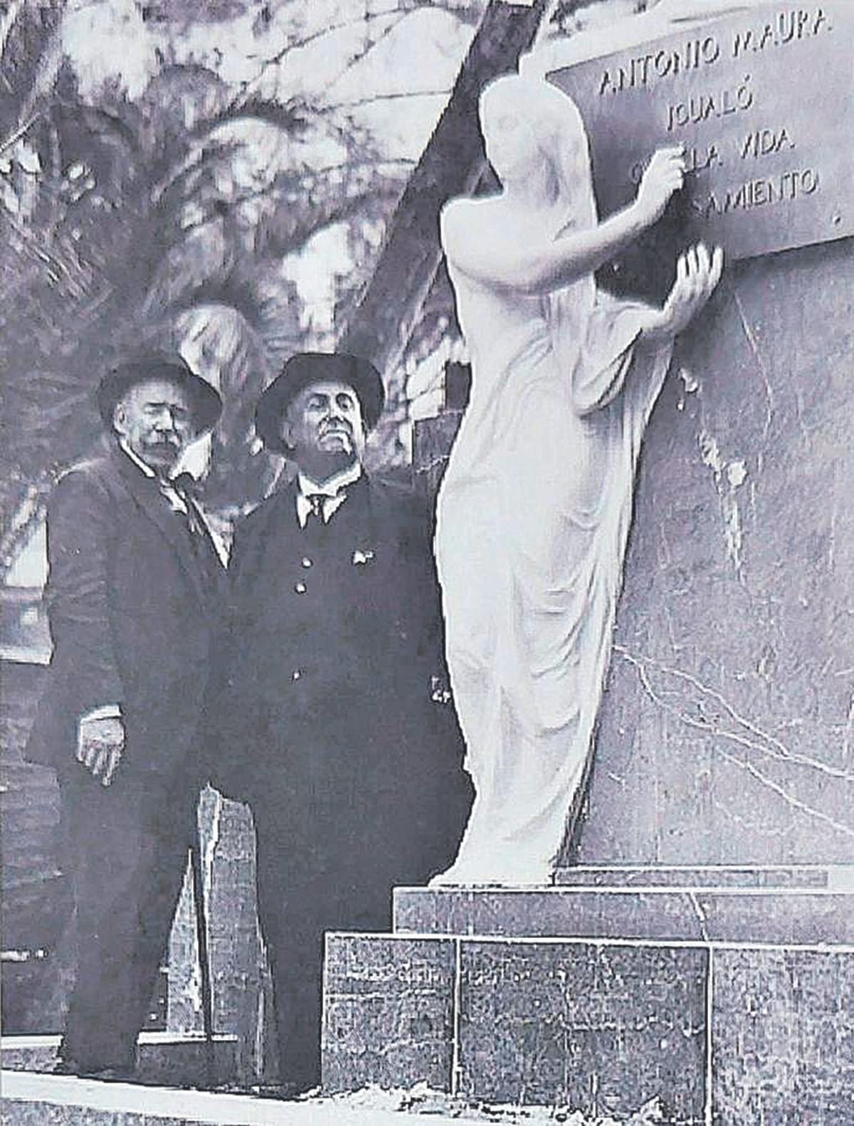 Gaspar Bennazar y Mariano Benlliure con el monumento a Maura
