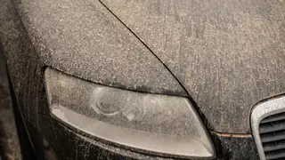 Estas son las multas de la DGT que te pueden poner por tener el coche sucio: hasta 200 euros