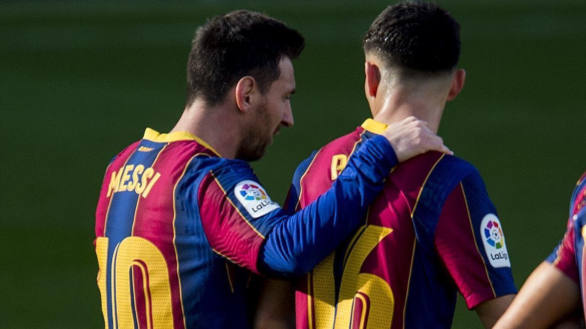 Barcelona  29 11 2020    Deportes          Messi de charla con Pedri tras el primer tanto  durante el partido de liga  entre el FC Barcelona  Barca   y el Osasuna  Fotografia de Jordi Cotrina