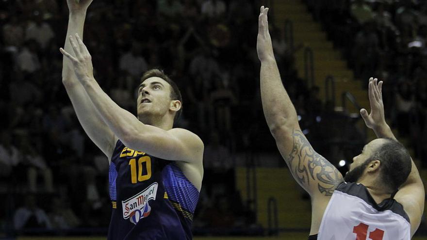 Claver durante un partido con la selección