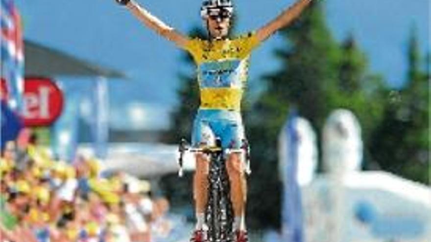 Nibali celebra la seva arribada en solitari a Chamrousse