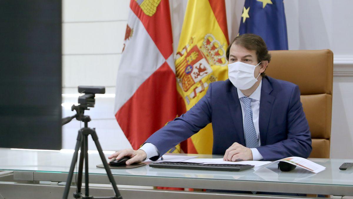 Fernández Mañueco, durante la reunión con los alcaldes de Castilla y León.