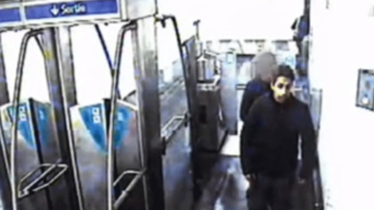 Una captura del vídeo que muestra a Abdelhamid Abaud en el metro.