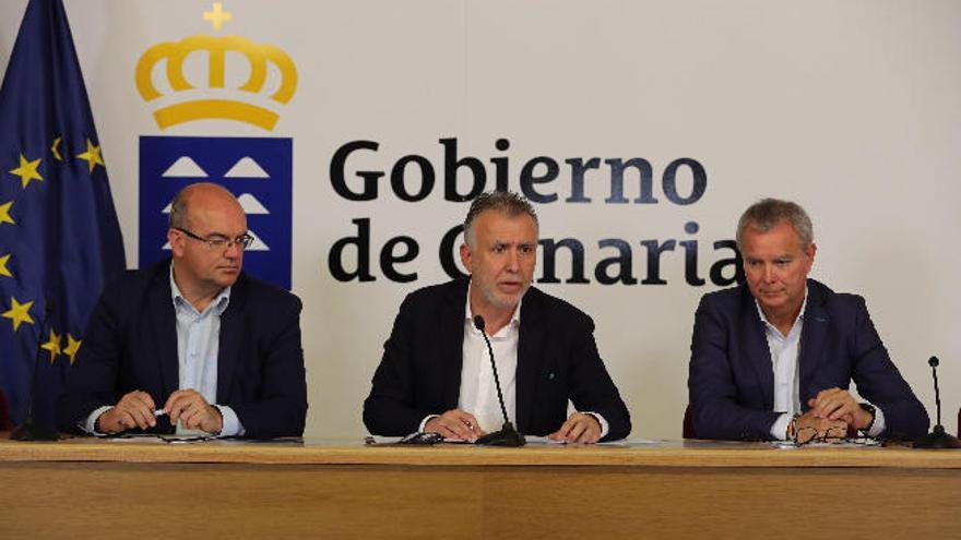 Angel Víctor Torres (c),  Sebastián Franquis (d) y  Anselmo Pestana (i).