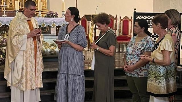 Integrantes de la Cofradía del Carmen durante la misa. | SERVICIO ESPECIAL
